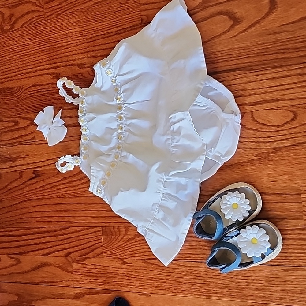 6/12 month gymboree.Daisy dress,bloomers,sandals and hair clip.